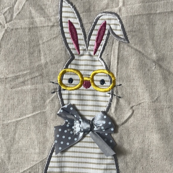 Isaac Mizrahi Table Runner Bunny with Glasses Ruffle Beige - Picture 4 of 8